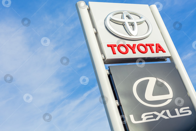 Скачать Логотип бренда Toyota на фоне ярко-голубого неба фотосток Ozero