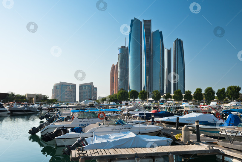 Скачать Причал Аль-Батин и башни Etihad towers в Абу-Даби, ОАЭ фотосток Ozero