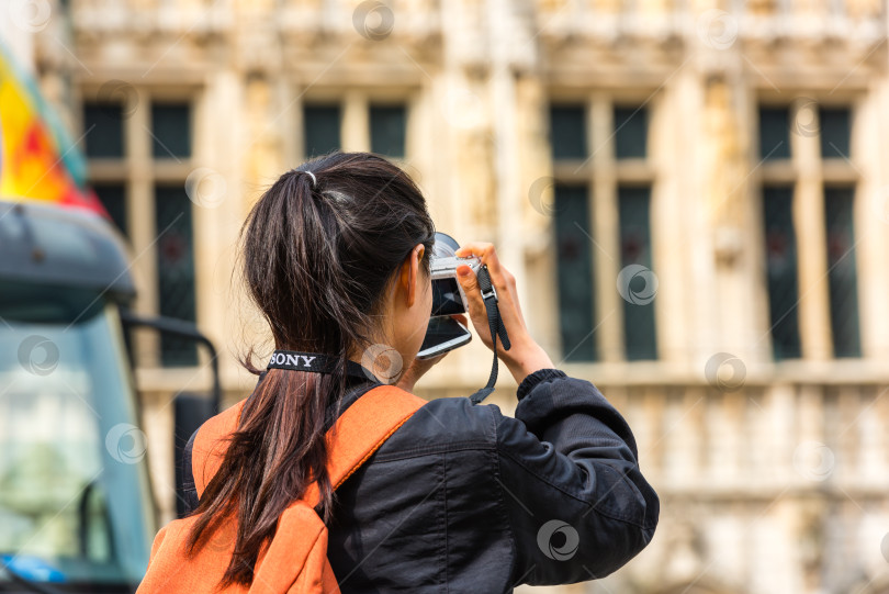 Скачать Молодая азиатка фотографируется с обратной стороны фотосток Ozero