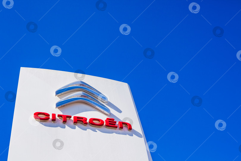 Скачать Логотип бренда Citroen на фоне чистого голубого неба фотосток Ozero