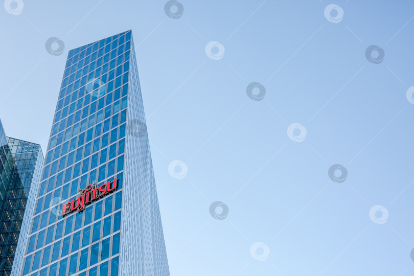 Скачать Логотип Fujitsu на офисном здании в Мюнхене Германия фотосток Ozero