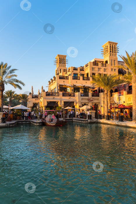 Скачать Вид на отель Madinat Jumeirah в Дубае фотосток Ozero