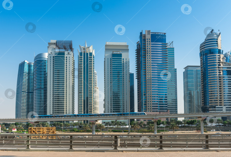 Скачать Башни Jumeirah Lakes Towers в Дубае, Объединенные Арабские Эмираты фотосток Ozero