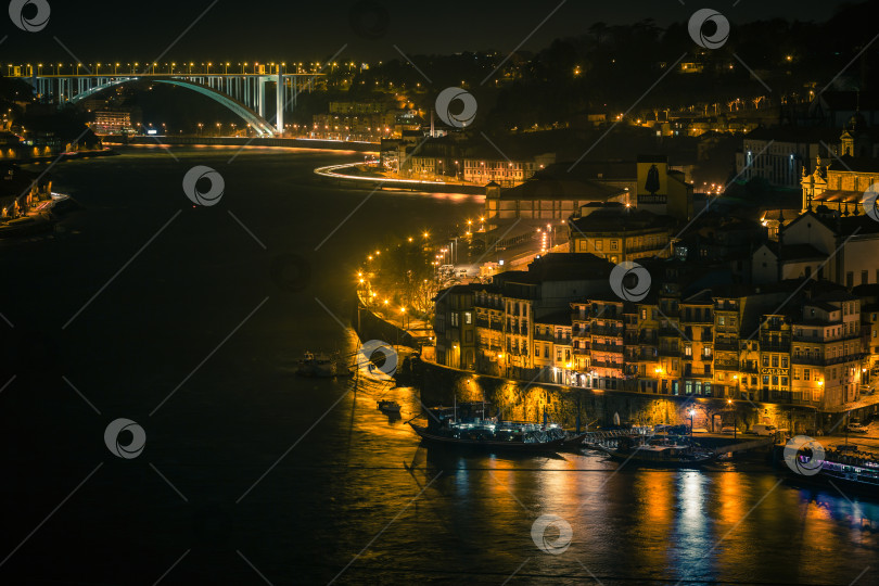 Скачать Обзор Старого города Порту, Португалия, ночью фотосток Ozero