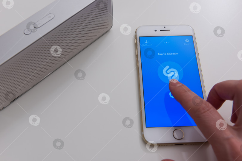 Скачать Мобильное приложение Shazam на экране Apple Iphone 7 фотосток Ozero