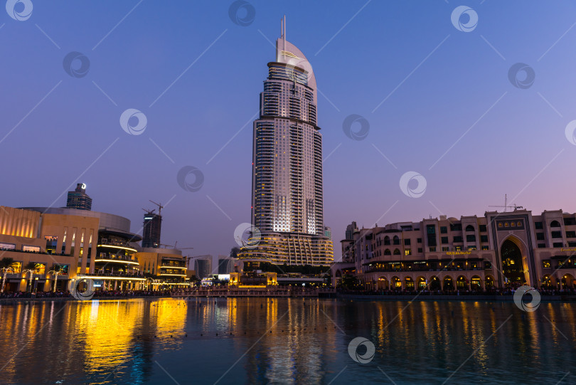 Скачать Шоу дубайских фонтанов состоится в торговом центре Dubai Mall фотосток Ozero