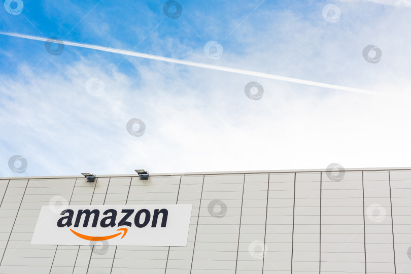 Скачать Логотип Amazon на здании склада компании фотосток Ozero