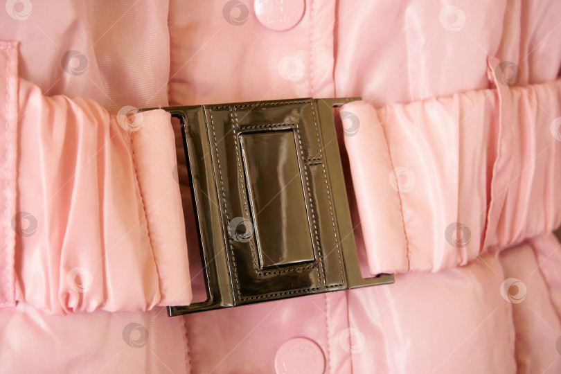 Скачать Розовый жакет крупным планом, пояс, пояс с пряжкой, текстура и складки. Заклепочный фотосток Ozero