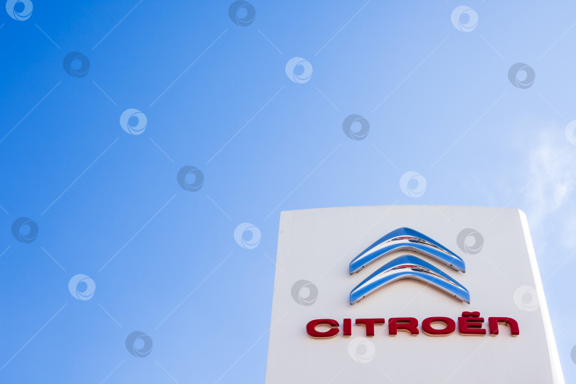Скачать Логотип бренда Citroen на фоне чистого голубого неба фотосток Ozero
