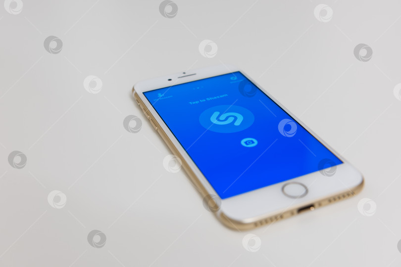 Скачать Мобильное приложение Shazam на экране Apple Iphone 7 фотосток Ozero