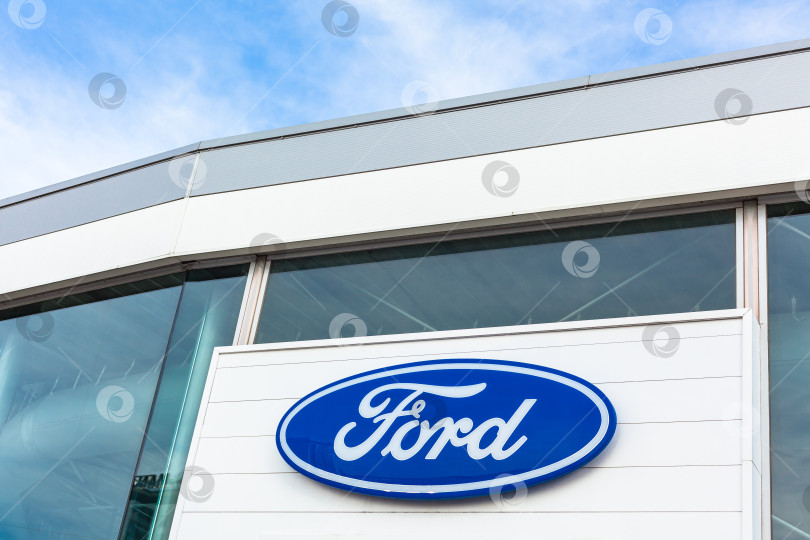 Скачать Логотип бренда Ford на фоне ярко-голубого неба фотосток Ozero
