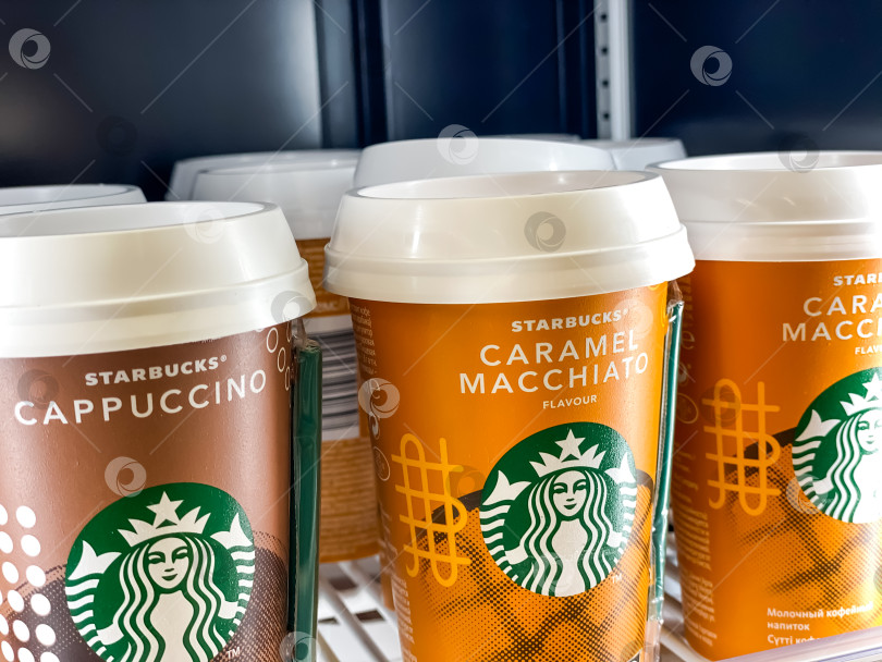 Скачать Готовый к употреблению ряд кофейных чашек Starbucks фотосток Ozero