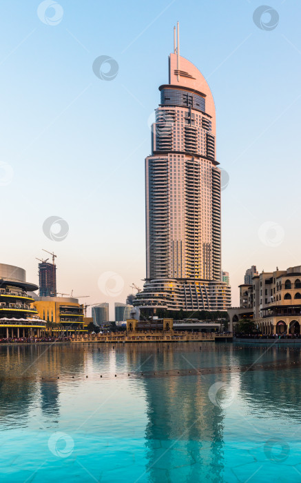 Скачать Шоу дубайских фонтанов состоится в торговом центре Dubai Mall фотосток Ozero