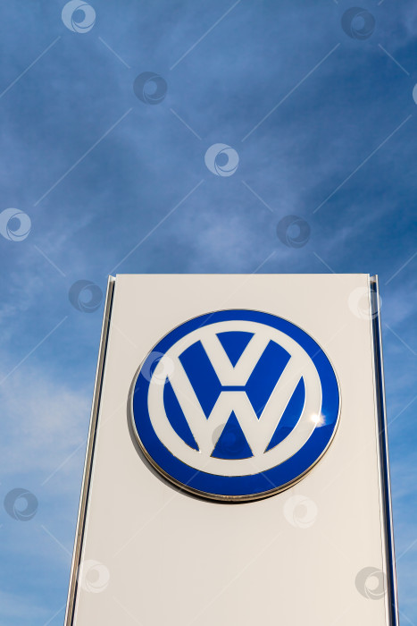 Скачать Логотип бренда Volkswagen на фоне голубого неба фотосток Ozero