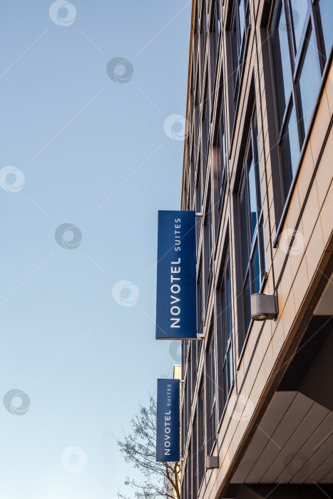 Скачать Логотип Novotel suites на здании отеля в Мюнхене фотосток Ozero