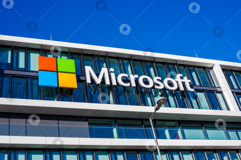 Скачать Логотип Microsoft на офисном здании в Мюнхене, Германия фотосток Ozero