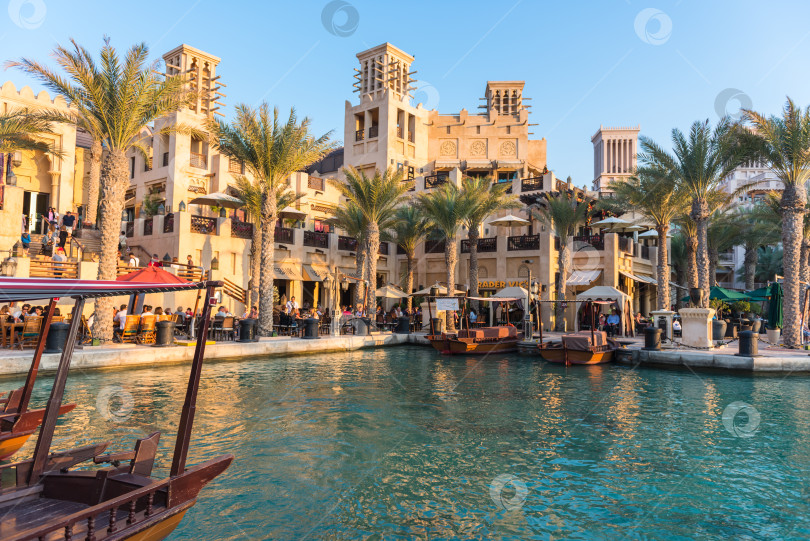 Скачать Вид на отель Madinat Jumeirah в Дубае фотосток Ozero