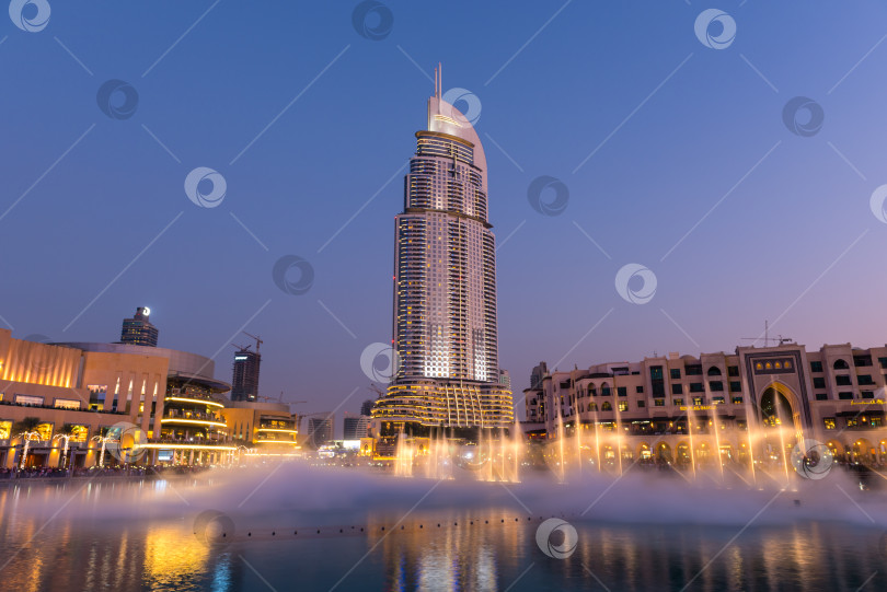 Скачать Шоу дубайских фонтанов в торговом центре Dubai Mall фотосток Ozero