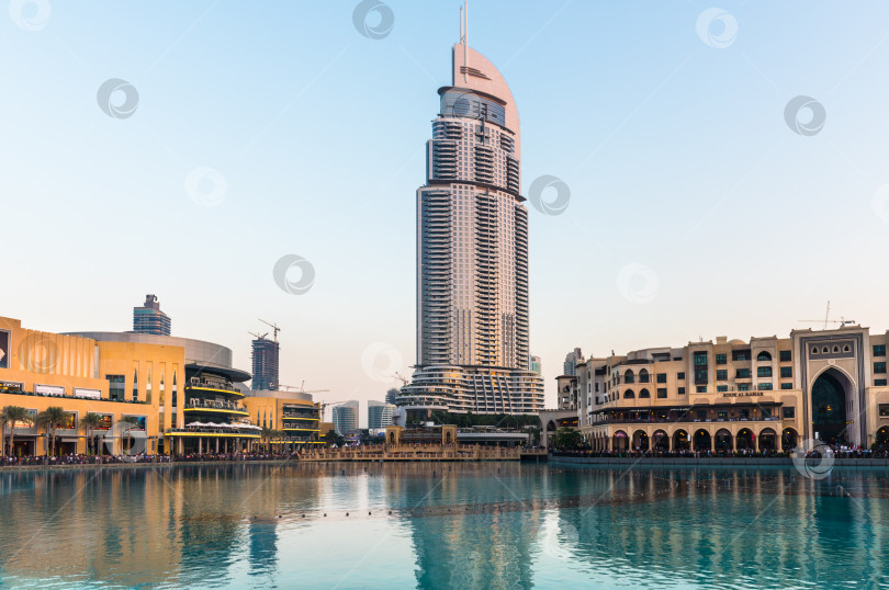 Скачать Шоу дубайских фонтанов состоится в торговом центре Dubai Mall фотосток Ozero