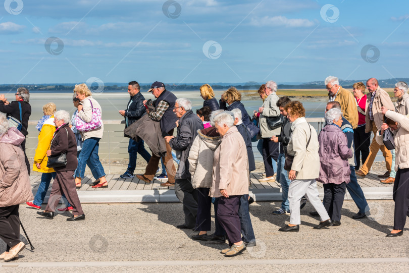 Скачать Группа пожилых людей посещает монастырь Мон-Сен-Мишель фотосток Ozero
