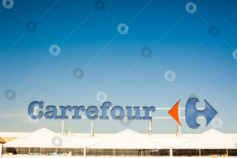 Скачать Логотип сети супермаркетов Carrefour на здании фотосток Ozero