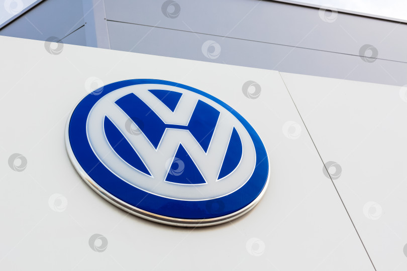 Скачать Логотип бренда Volkswagen на фоне голубого неба фотосток Ozero