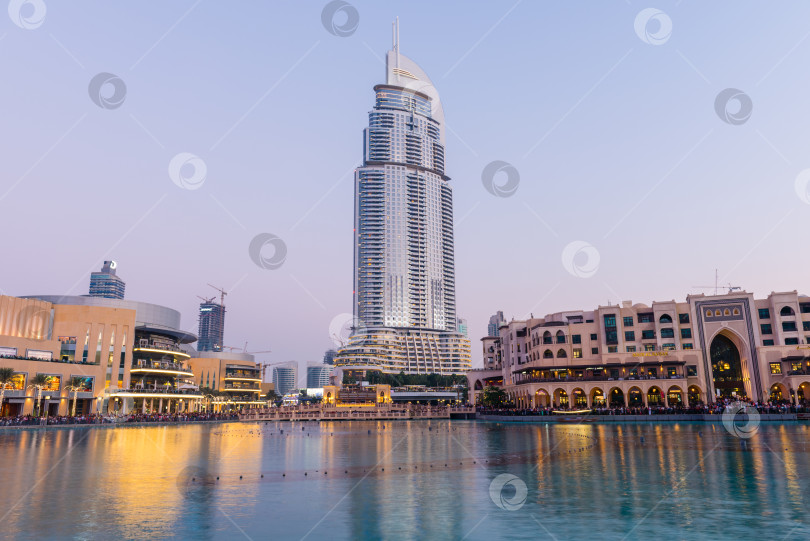 Скачать Шоу дубайских фонтанов состоится в торговом центре Dubai Mall фотосток Ozero