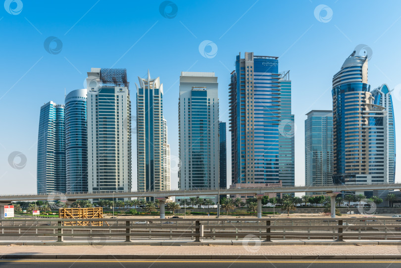 Скачать Башни Jumeirah Lakes Towers в Дубае, Объединенные Арабские Эмираты фотосток Ozero