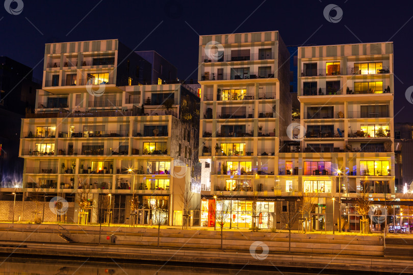 Скачать Район Конфлюэнс в Лионе, Франция, ночью фотосток Ozero