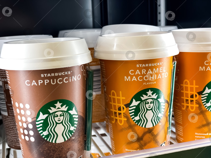 Скачать Готовый к употреблению ряд кофейных чашек Starbucks фотосток Ozero