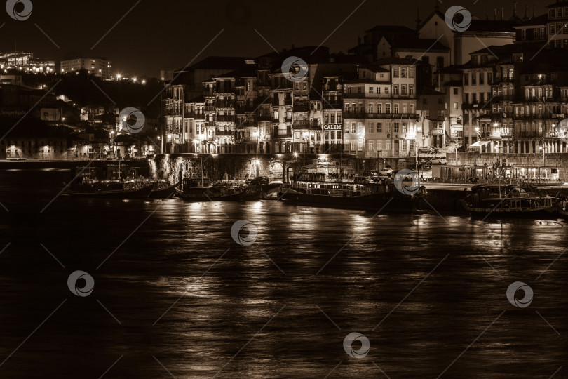 Скачать Обзор Старого города Порту, Португалия, ночью фотосток Ozero