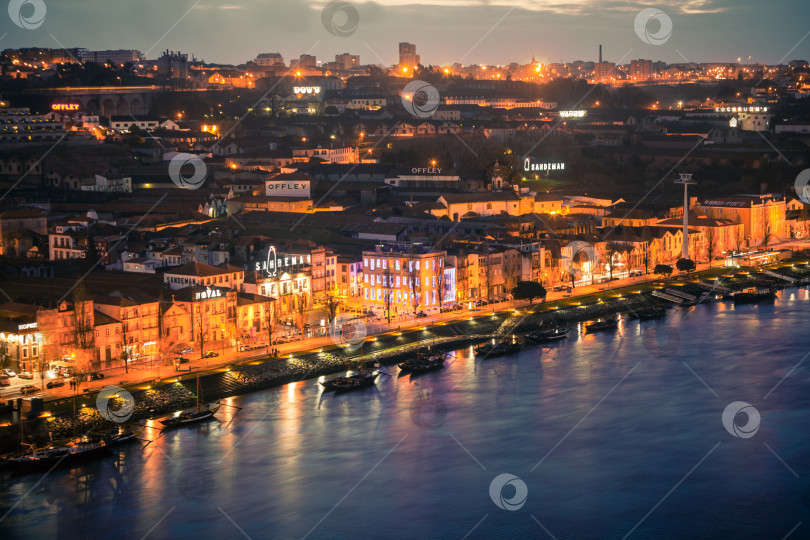 Скачать Обзор ночного города Вила-Нова-де-Гайя, район Порту, Португалия фотосток Ozero
