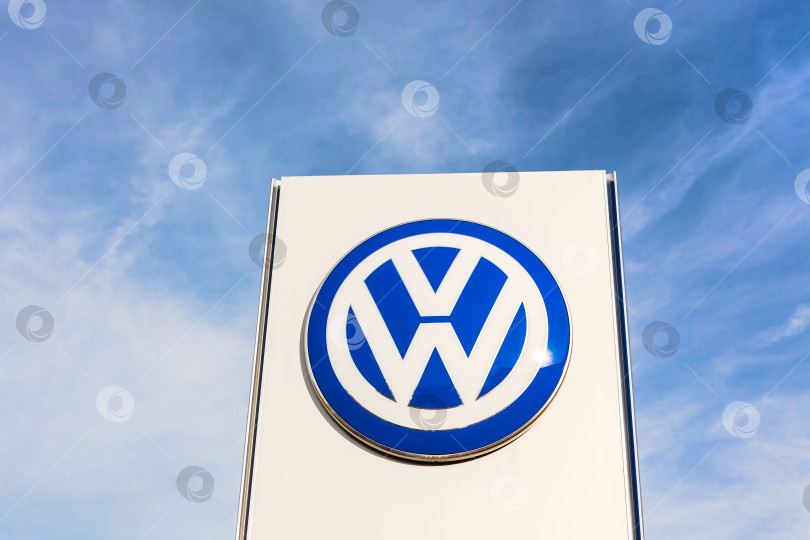 Скачать Логотип бренда Volkswagen на фоне голубого неба фотосток Ozero