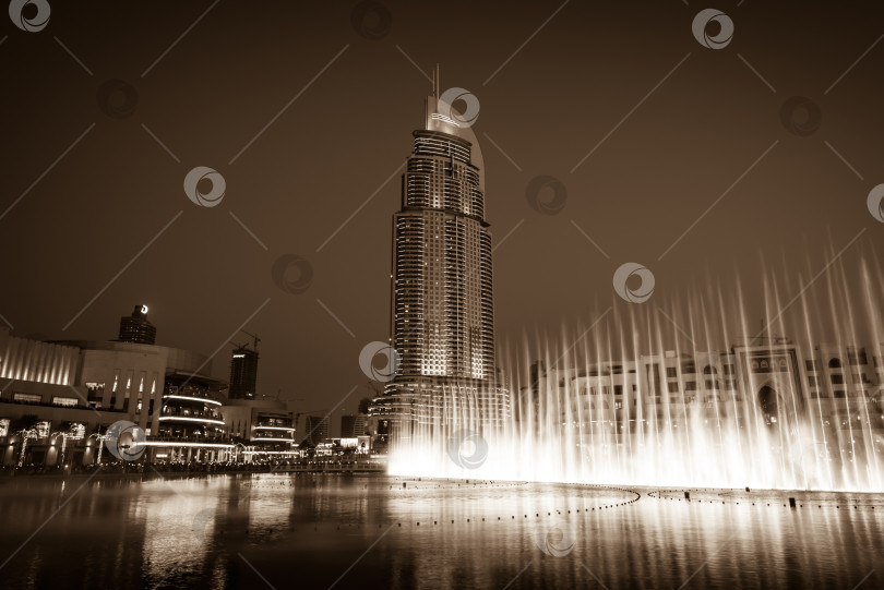 Скачать Шоу дубайских фонтанов в торговом центре Dubai Mall фотосток Ozero