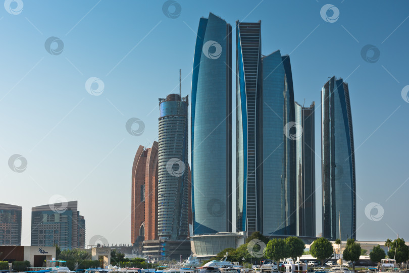 Скачать Причал Аль-Батин и башни Etihad towers в Абу-Даби, ОАЭ фотосток Ozero