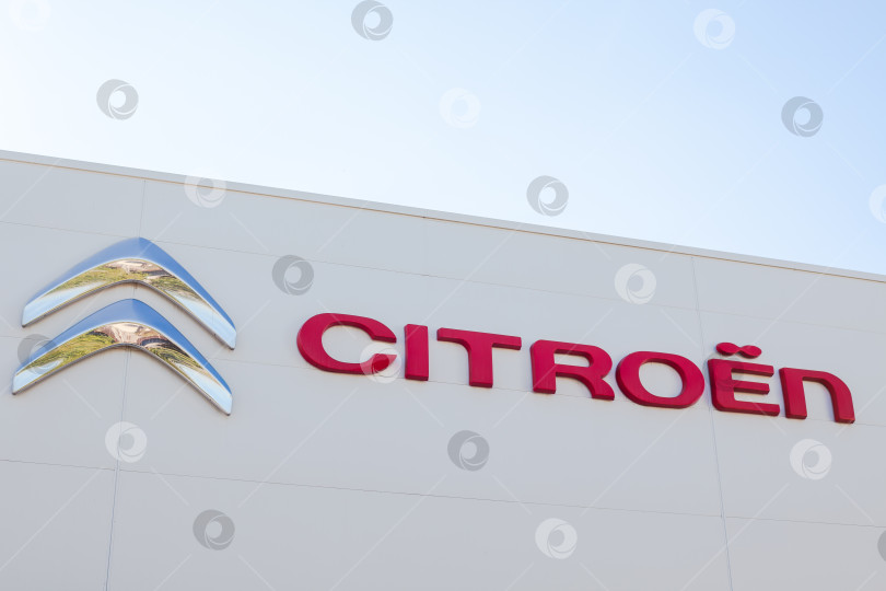 Скачать Логотип бренда Citroen на фоне чистого голубого неба фотосток Ozero