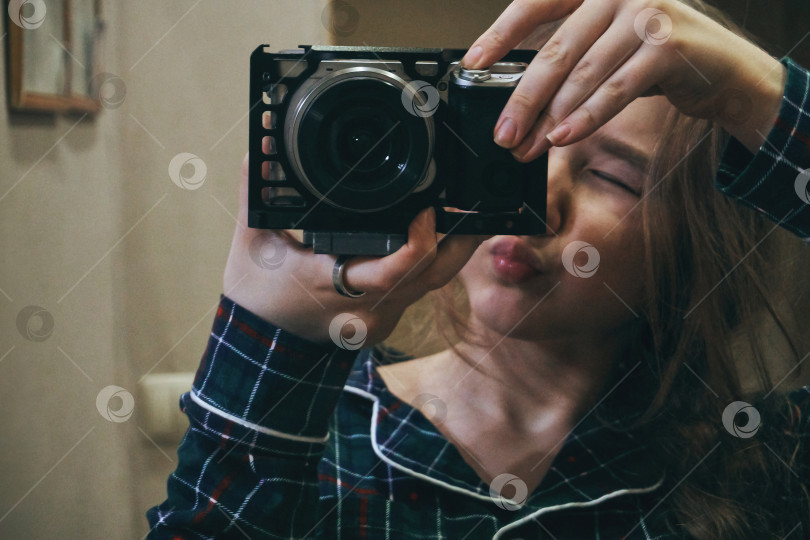 Скачать Девочка-подросток в пижаме, фотографирует себя в зеркале, эффект пленочной фотографии, зернистая пленка фотосток Ozero