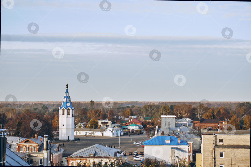 Скачать Городская площадь, множество зданий и часовня с колоколами, деревья и небо на горизонте фотосток Ozero