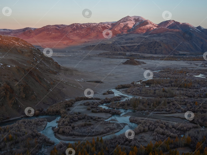 Скачать Внеземной пейзаж на излучине реки в горах после захода солнца фотосток Ozero