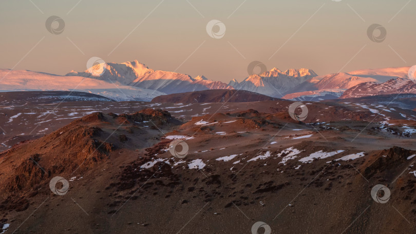 Скачать Снег на вершинах, пустынные горные склоны. Панорамный вид. фотосток Ozero