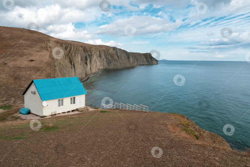 Скачать Маленький домик на утесе. фотосток Ozero