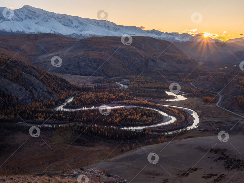 Скачать Сумерки в горной долине с извилистой рекой. фотосток Ozero