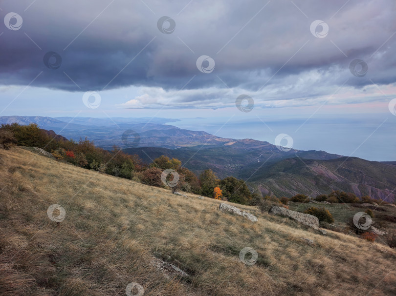 Скачать Крымский вечерний пейзаж. Осенний вид на побережье Черного моря фотосток Ozero