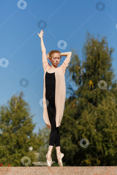 Скачать Балерина танцует на открытом воздухе фотосток Ozero