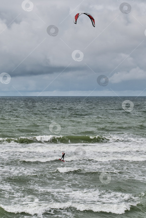 Скачать Прекрасный морской пейзаж с кайтсерфером, катающимся на волнах. фотосток Ozero