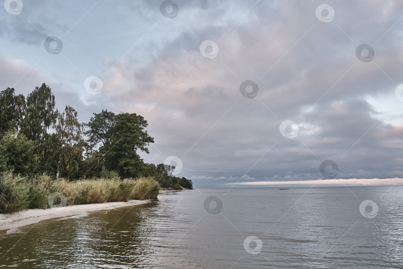 Скачать Прекрасный закат на побережье морского залива. фотосток Ozero