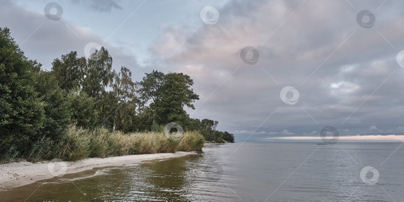 Скачать Прекрасный закат на побережье морского залива. фотосток Ozero