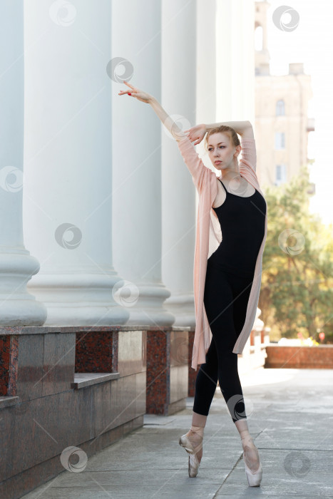 Скачать Балерина в пуантах танцует на улице. фотосток Ozero