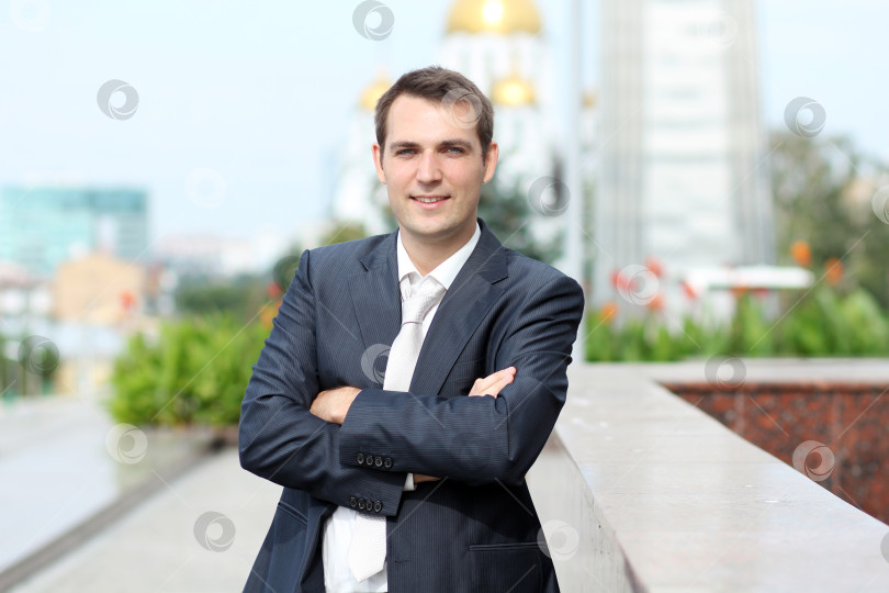 Скачать молодой привлекательный мужчина фотосток Ozero