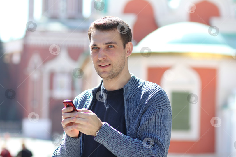Скачать счастливые мужчины звонят по телефону фотосток Ozero